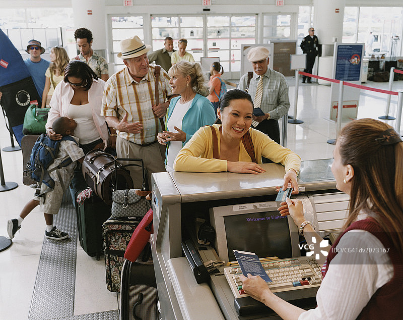 机场办理登机手续的游客队伍图片素材