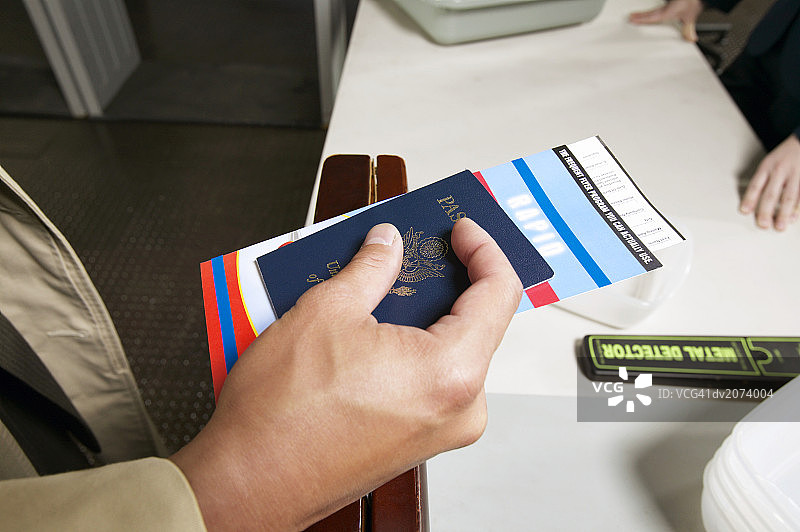 男子手持护照和机票特写图片素材