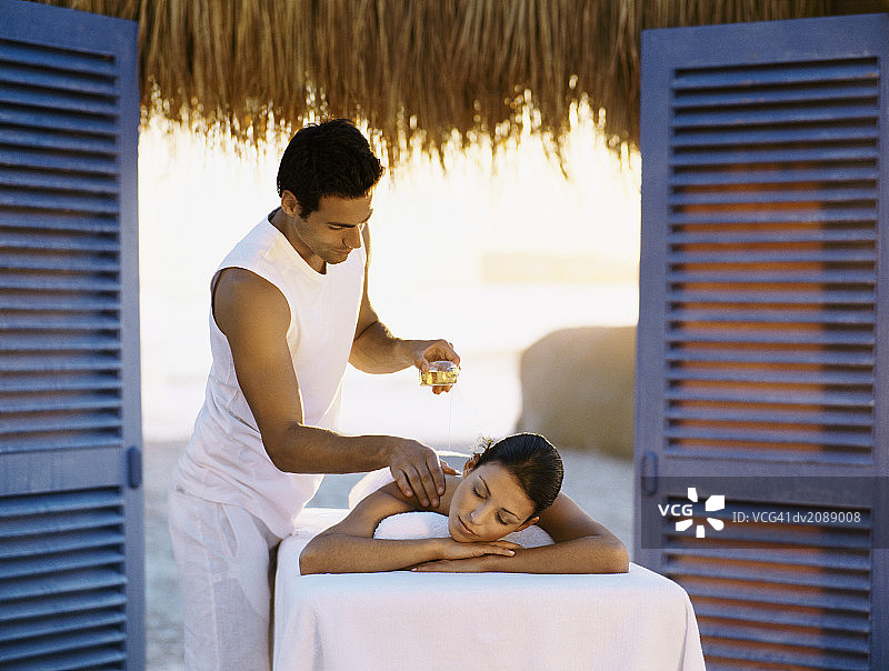 男人用精油为女人按摩图片素材