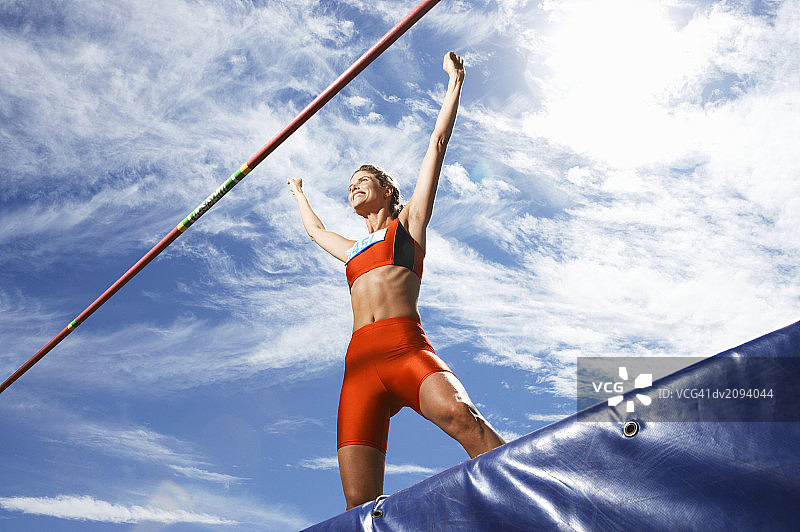 运动员完成跳高后庆祝图片素材