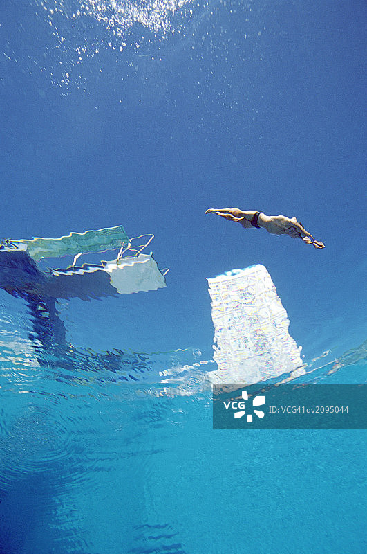 男人从跳板上跳水的低角度视图图片素材