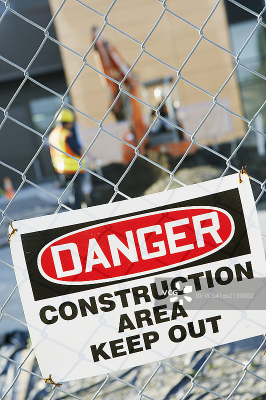 建筑工地带电铁丝网上的禁止入内标志图片素材