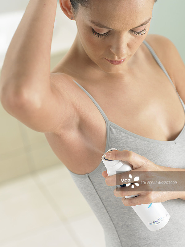 使用喷雾除臭剂的女人图片素材