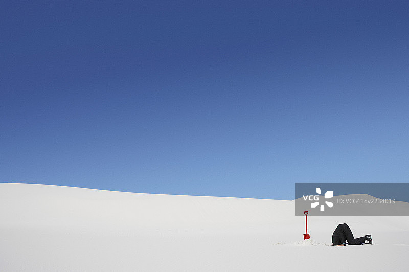 商人躲在沙洞里图片素材