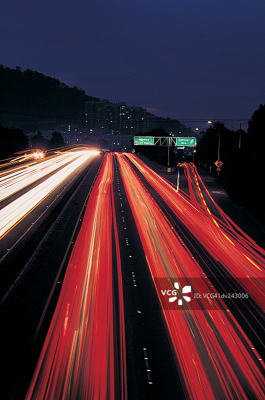 交通和右侧出口匝道的长曝光图片素材