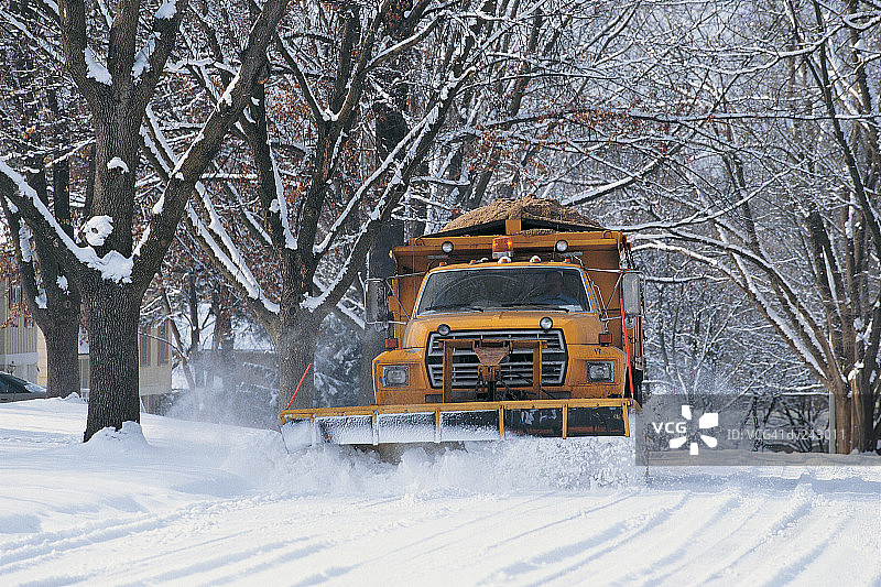 扫雪机清理道路图片素材