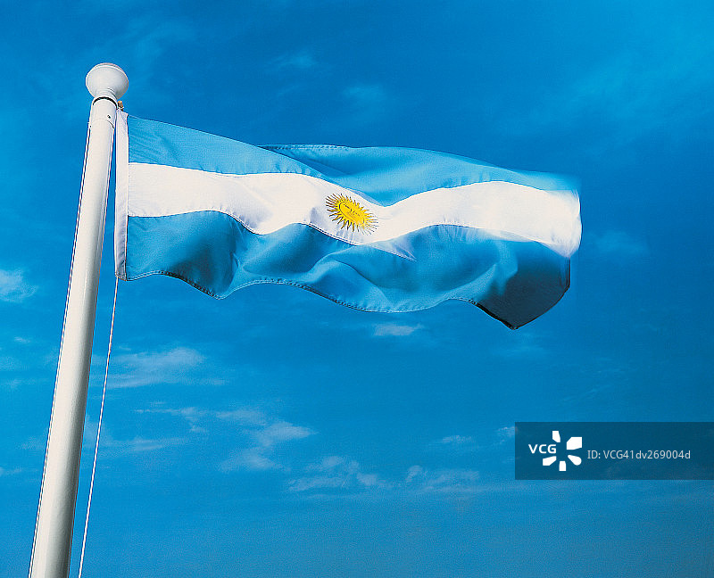 迎风飘扬的阿根廷国旗图片素材