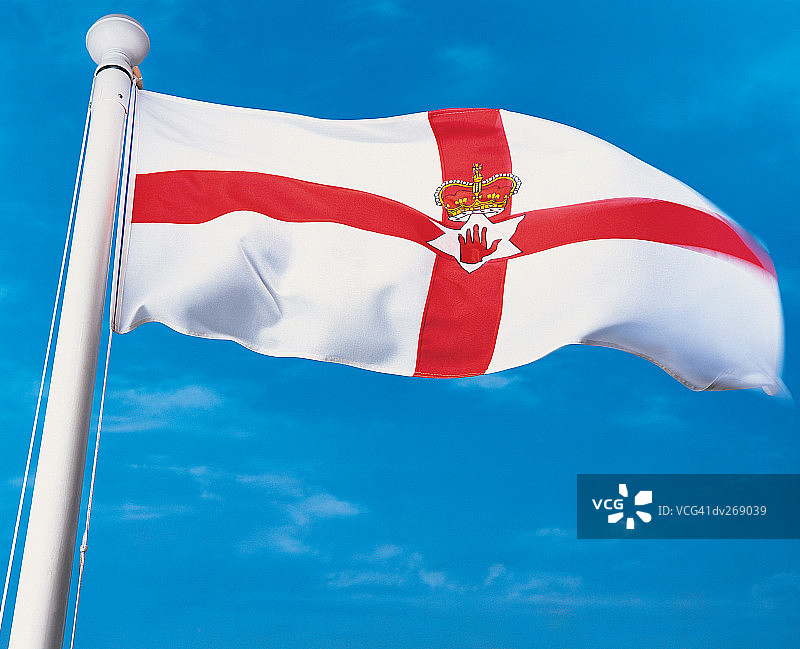 北爱尔兰旗帜在旗杆上飘扬图片素材