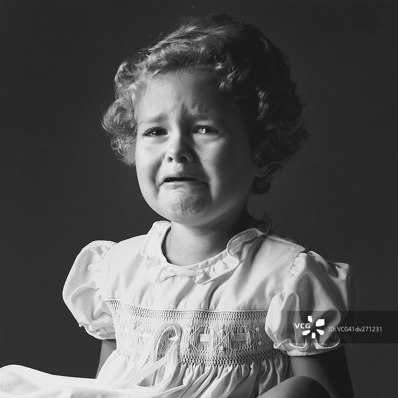 哭泣的小女孩图片素材