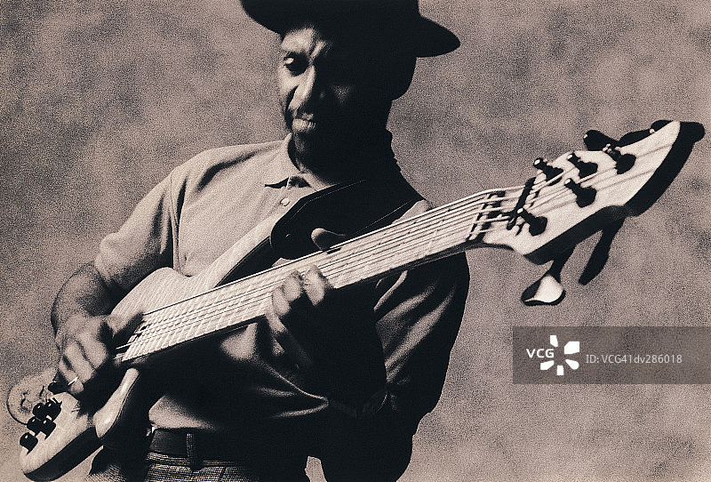 弹吉他的音乐家图片素材