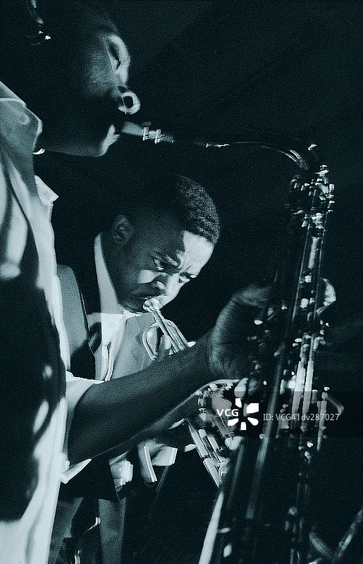 喇叭演奏者图片素材