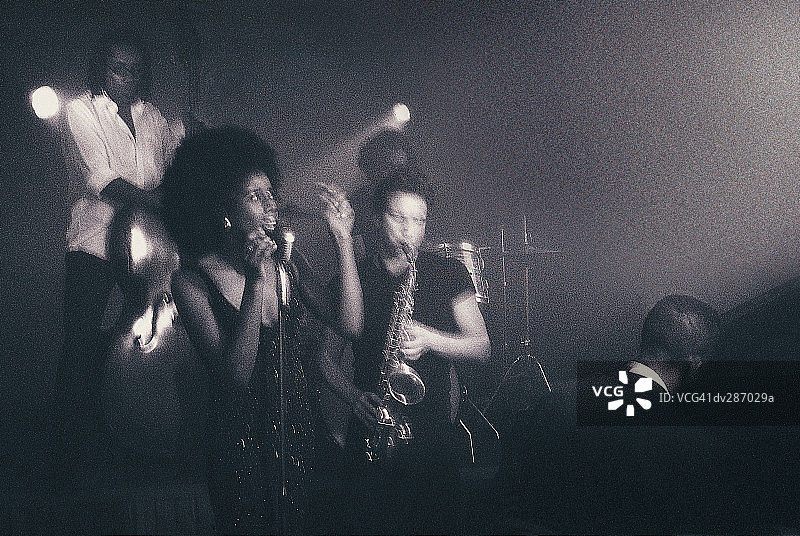 乐队背景下的男歌手和萨克斯演奏者图片素材