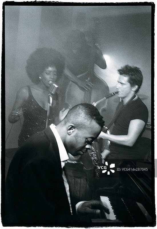 背景中的萨克斯与小号手图片素材