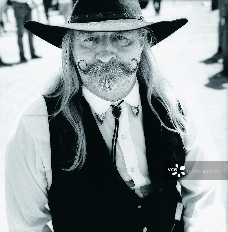 留着长发、胡子打蜡的牛仔图片素材
