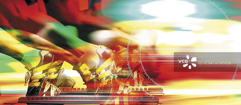 起跑线上跑步者脚部的彩色合成图图片素材