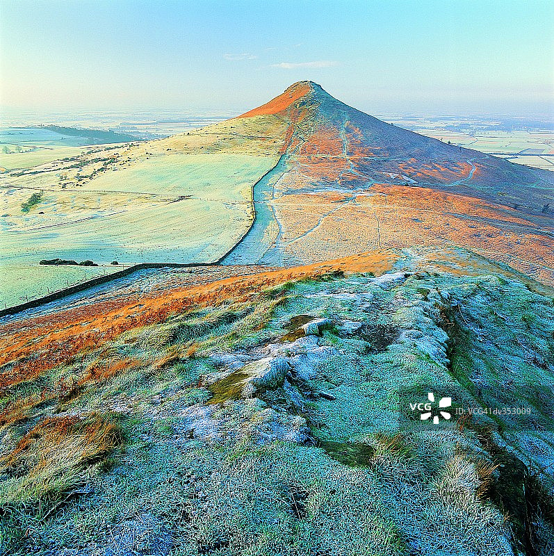 结霜的乡村与山峰图片素材