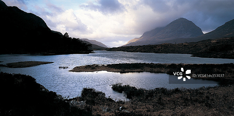 黑暗的苏格兰湖图片素材