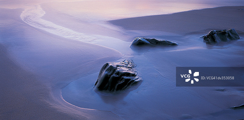 沙滩上的岩石图片素材