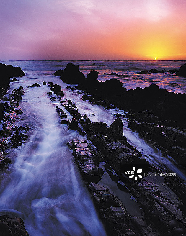 日落时分，薄雾笼罩的岩石图片素材