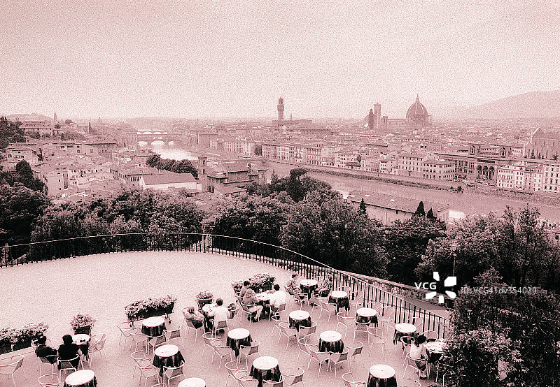 俯瞰意大利佛罗伦萨的阳台图片素材