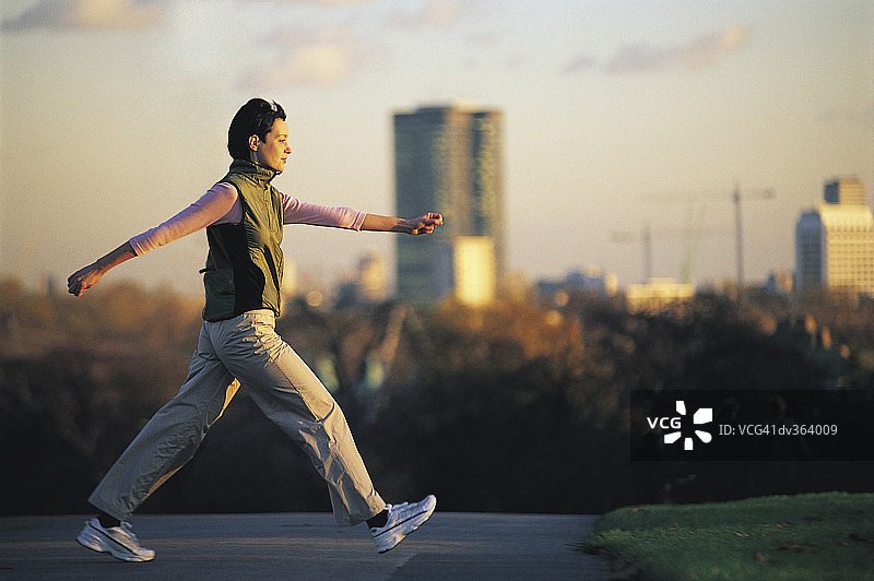 女人健步走图片素材