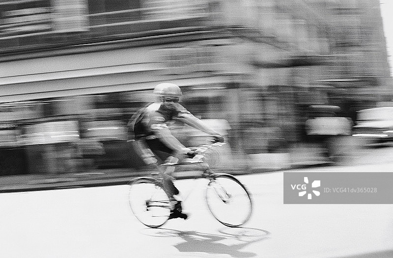 模糊的自行车快递员图片素材