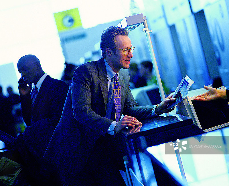 商人向票务员递交登机牌图片素材