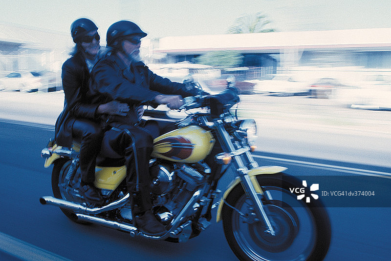 老年人在路上骑摩托车图片素材