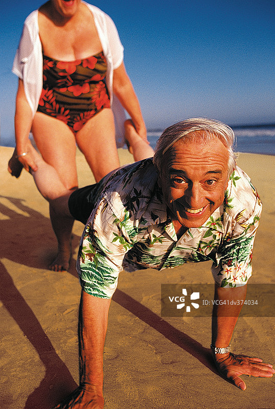 老夫妇在海滩上玩耍图片素材