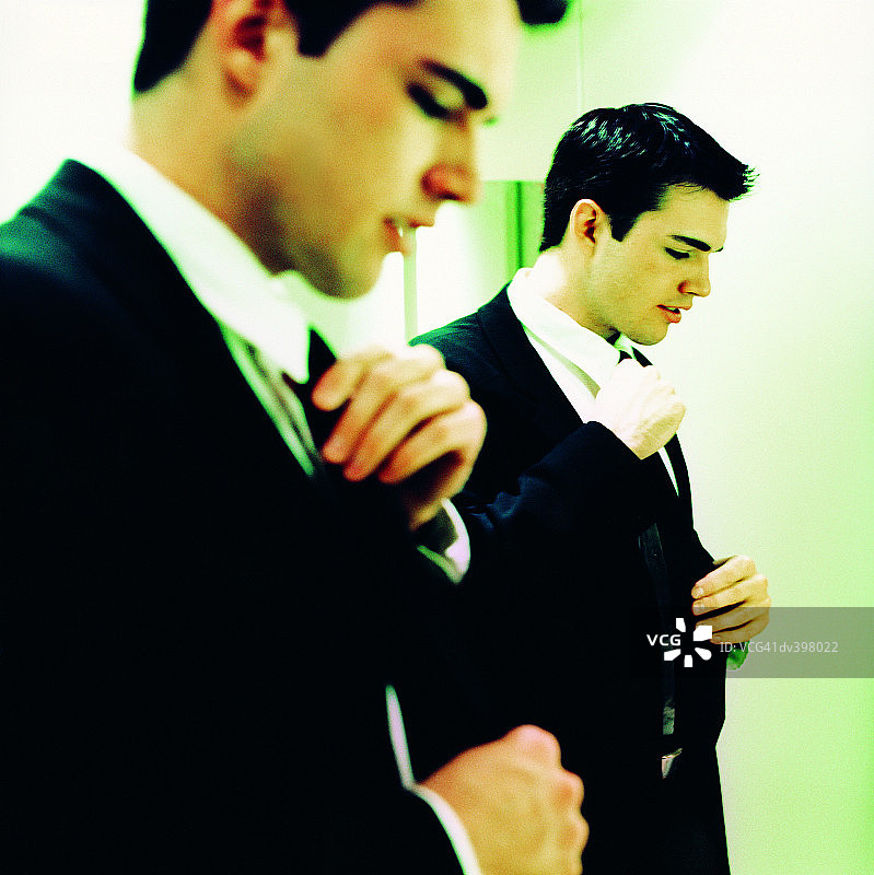 男人打领带图片素材