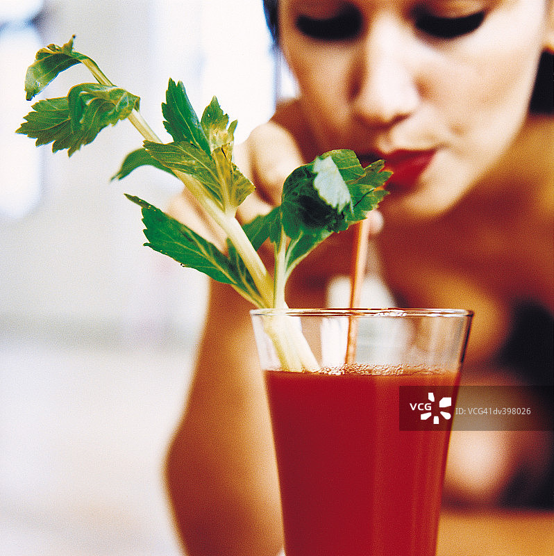 女人在喝东西图片素材