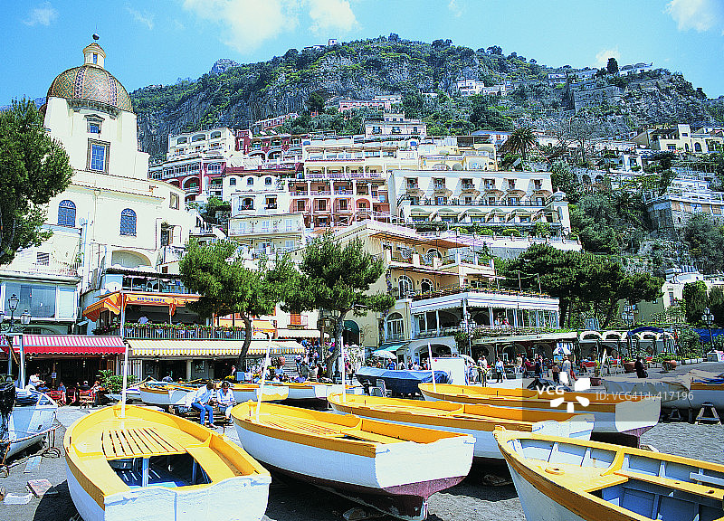 意大利阿马尔菲海岸波西塔诺大沙滩上的渔船图片素材