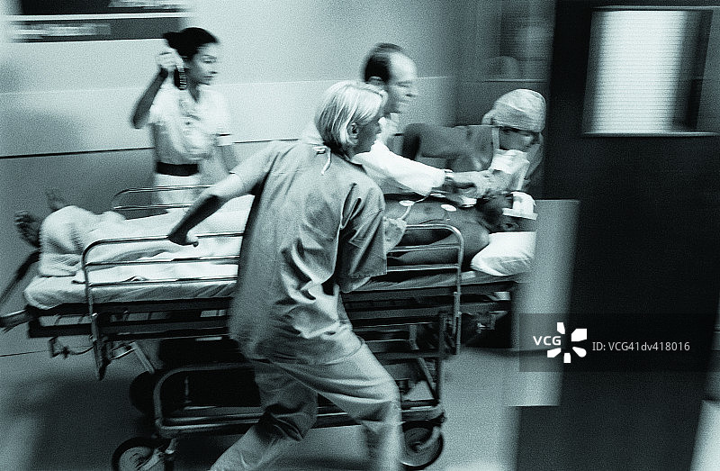 医生们紧急将病人送往医院图片素材