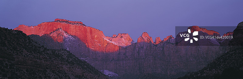 美国犹他州锡安国家公园的西寺和圣女峰图片素材