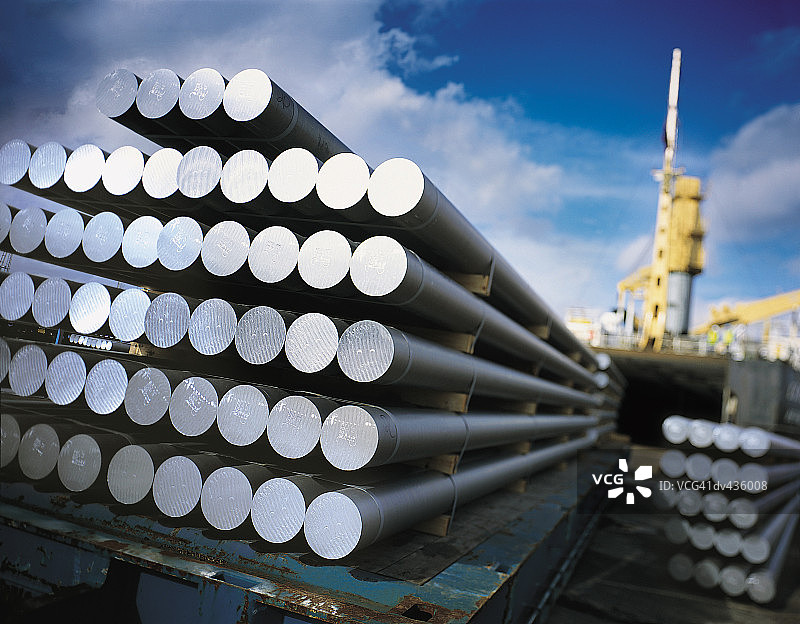 堆放在托盘上的金属管道图片素材