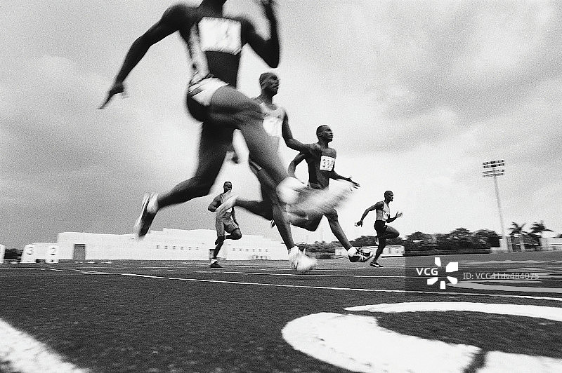 在赛道上冲刺的跑步者图片素材