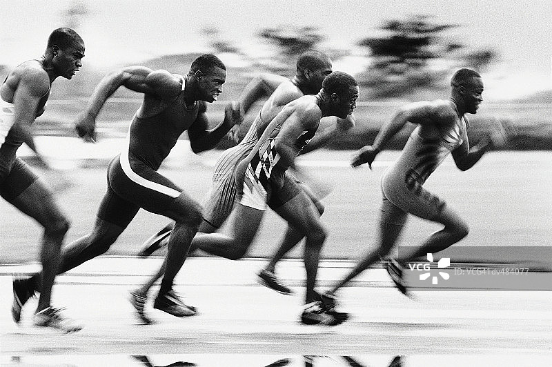 赛道上冲刺的跑步者图片素材