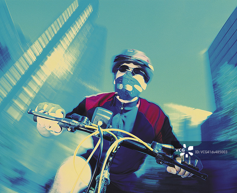 男子在城市里骑自行车图片素材