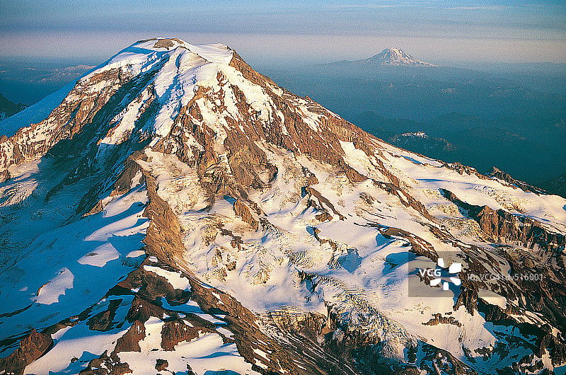 雷尼尔火山，背景是亚当斯火山，华盛顿州喀斯喀特山脉，美国图片素材