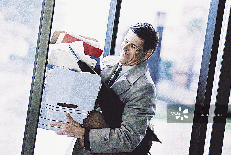 拿着装满文件的箱子的商人图片素材