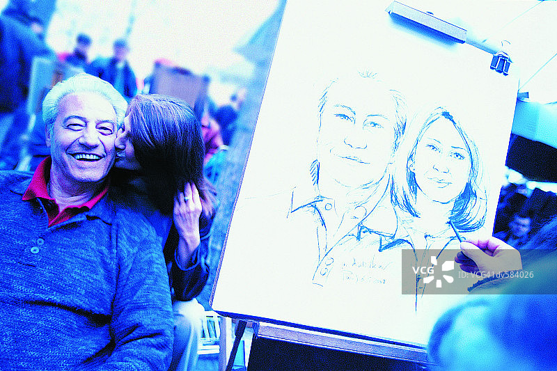 艺术家在法国巴黎蒙马特画情侣图片素材