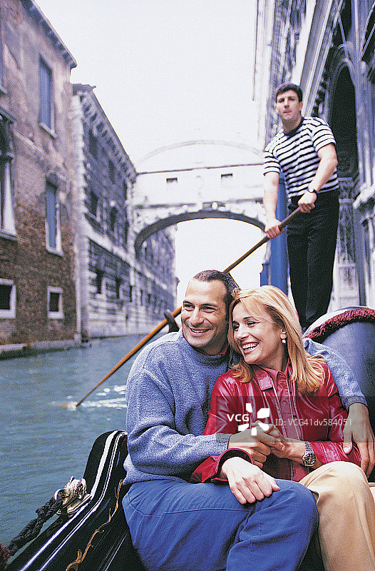 在意大利威尼斯大运河上的情侣图片素材