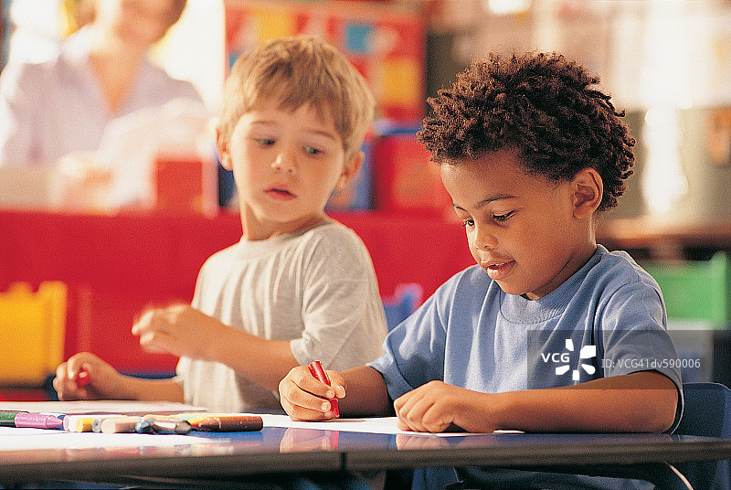 两名青年学生在教室里图片素材