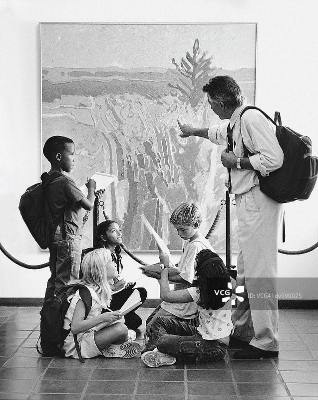 儿童与老师参观博物馆图片素材