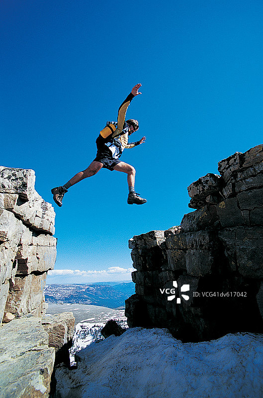 男子越野跑图片素材