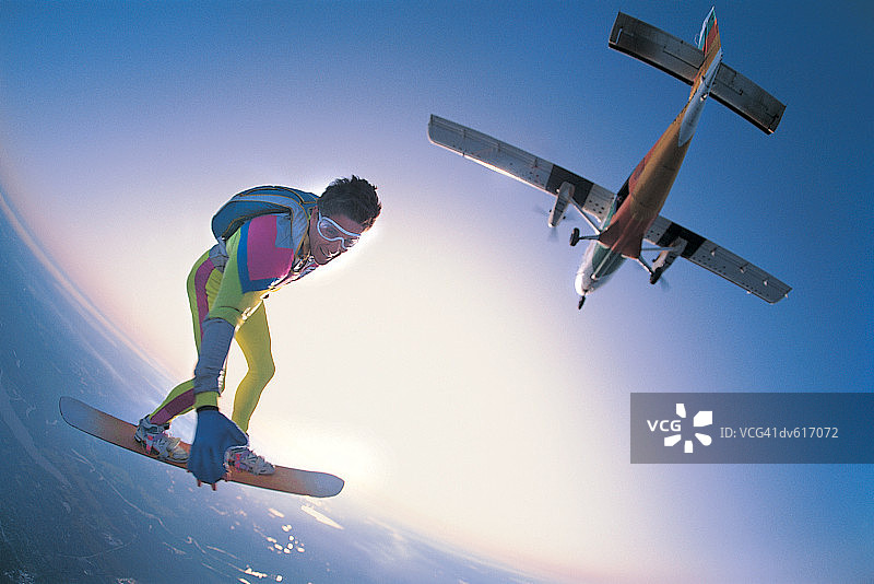 高空冲浪的男人图片素材