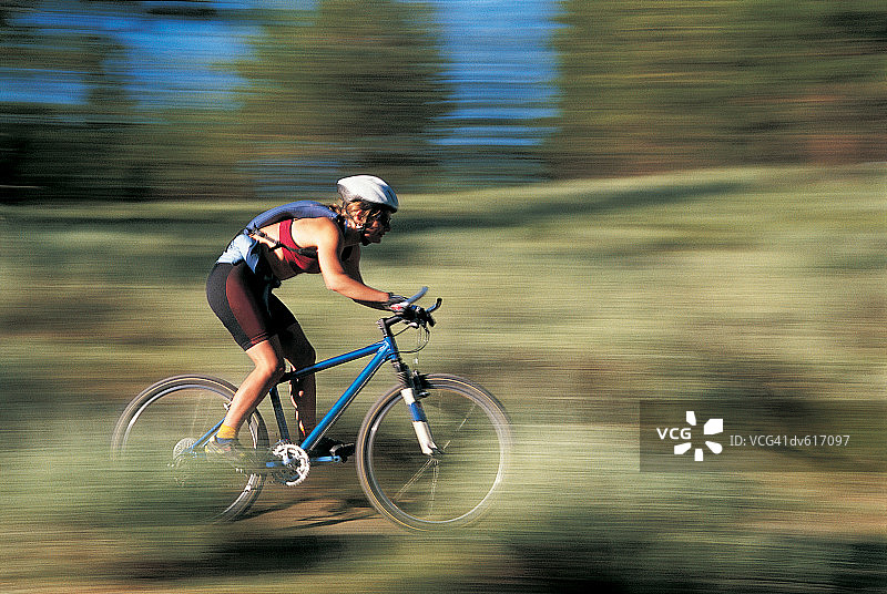 骑山地自行车的女人图片素材