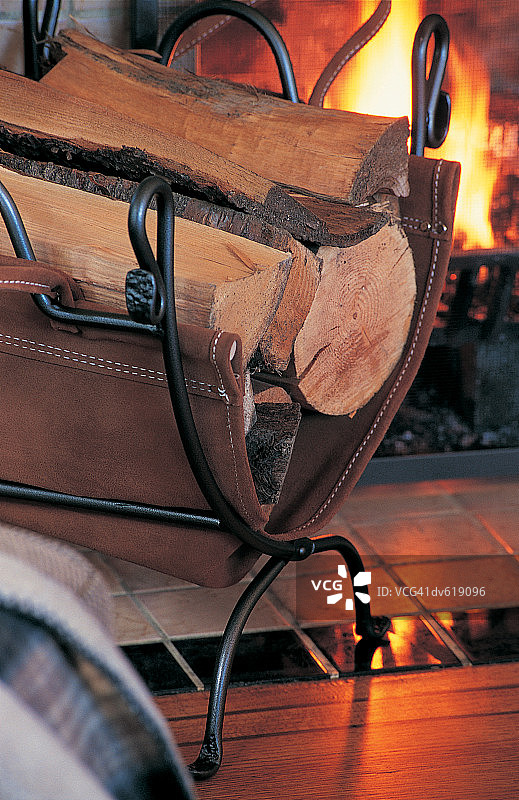 壁炉旁摇篮里的柴火图片素材