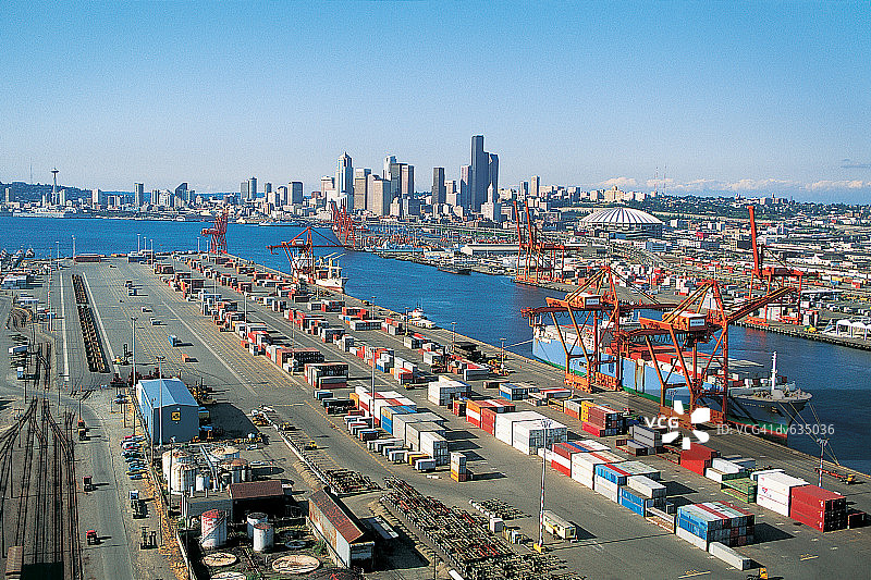 城市景观背景下的海港鸟瞰图图片素材