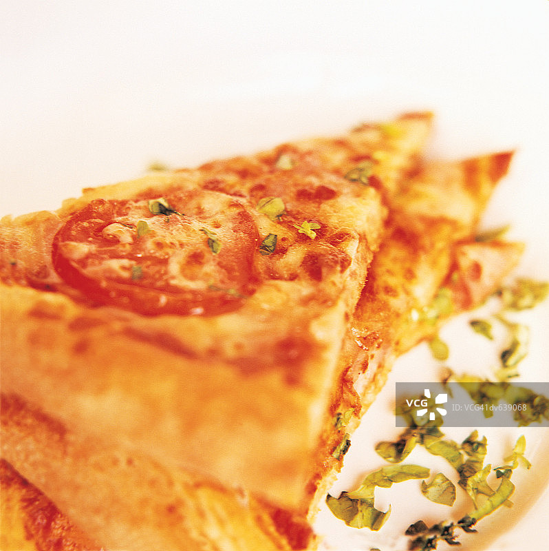 番茄罗勒披萨切片图片素材